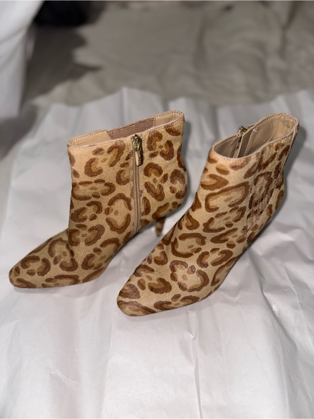 Vince Camuto Ambind 3 Leopard Print Calf Hair Ankle Boots Women’s Size 6 Nwot.
